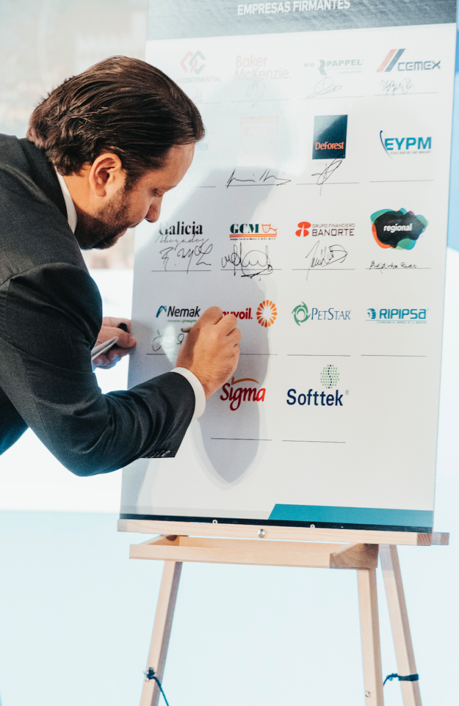 CEO Nuvoil firma compromiso por igualdad